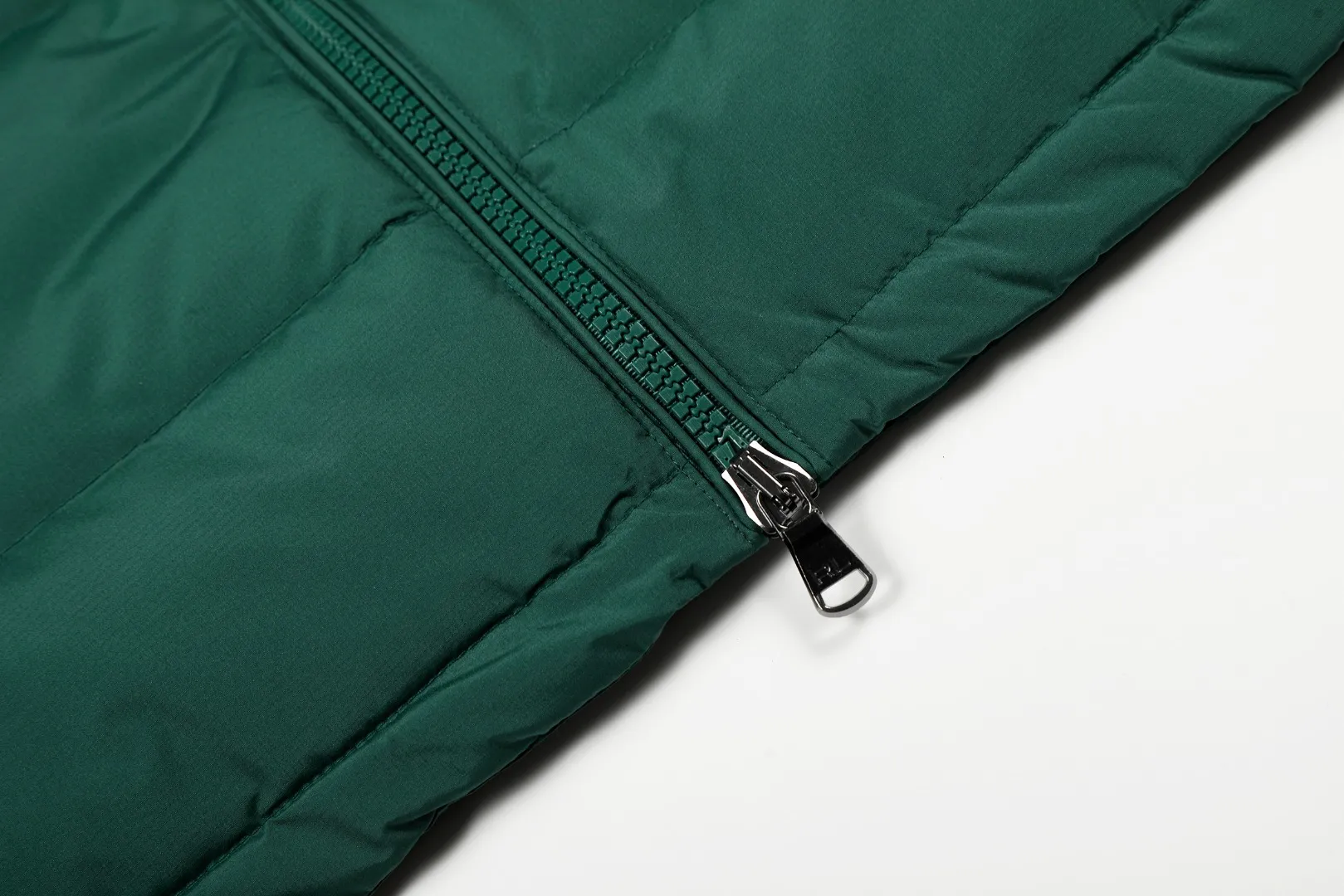 P490 Top quality" Style number: 9002# [Ralph Lauren winter basic solid color embroidery same style down vest for men and women] ✅Ralph Lauren American retro chest zipper high version top-level down filling winter down vest ✅100% high-quality white duck down, high version top-level down filling ✅Double-layer inner velvet to strictly prevent velvet running ✅Built-in adjustable drawstring, windproof and coldproof, considerate and in place ✅Original version, the maximum size can be worn up to 200 pounds. Loose and comfortable, no pressure. ✅Same style for male and female couples. Recommended OOTD wear in winter~ Size: S-XL Color: Black, Navy, Khaki, Wood Green